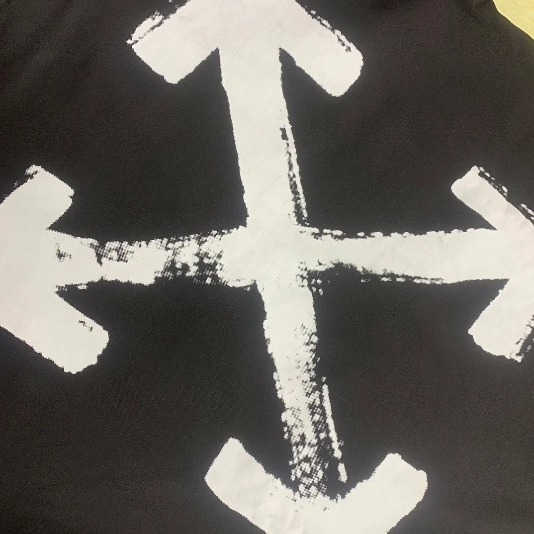 The top tested version of Off-White's new 2023 autumn and winter spray-painted graffiti arrow hooded sweatshirt. The new style adds graffiti elements, adding a touch of literary style to the overall through-style short-sleeved style. This is a typical OFF retro literary style. This is also the first expression of the two cultures since the merger with LV in 2021. The printing adopts screen printing imported glue technology, and the ink dots are even, imitating the natural dynamics of spray paint. The hollows are both dark and light, the transition is smooth, and the gradient effect is visible to the naked eye. The front printing uses the same process. Minimalist letter logo on the chest, OS version, same style for men and women! The 480g cotton texture feels smooth and textured, with full drape.  Color: Black White Size: XS-L P:410